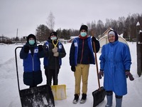 Добровольцы убирают снег у домов ветеранов 